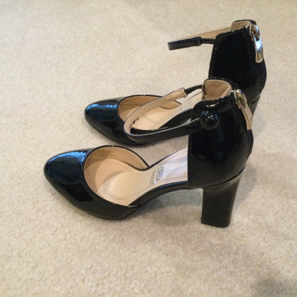 Liz Claiborne Black Patent Leather Sandal - Picture 2 of 2